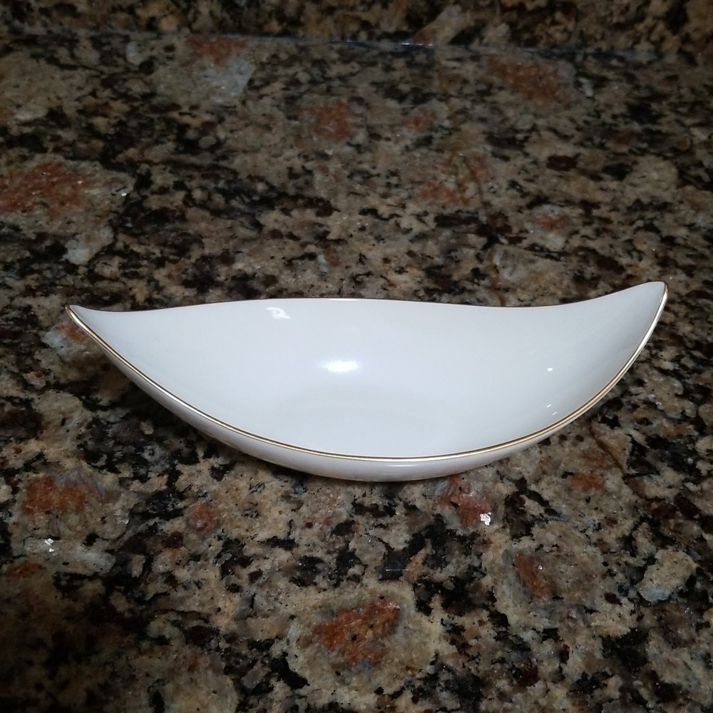 Lenox gold trimmed oblong 8 inche bowl - Picture 2 of 5